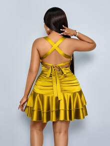 SOLERSUN 这款女士性感浪漫的吊领露背吊带褶皱双层荷叶边下摆优雅甜美迷你连衣裙，适合情人节、单身派对、圣诞派对、婚礼等场合。 - 芥末黃 - 查看 2