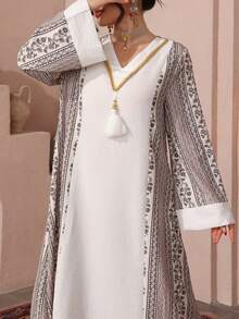 Al Najma Vestido de talla grande con parches de unicolor, cuello floral y ribete de cinta dorada - Multicolor - Ver 6