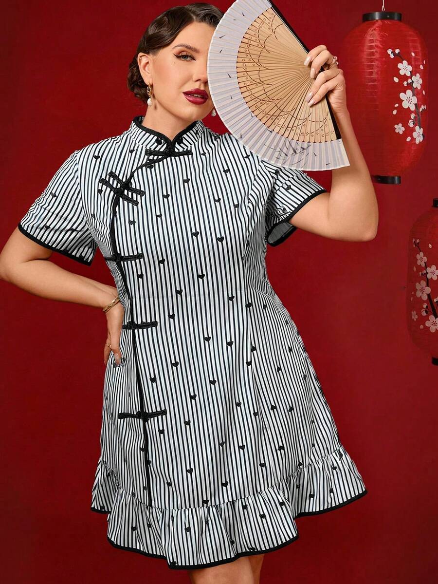 SHEIN Clasi 大码女装春秋季优雅新年派对及情人节中国新年蓝白条纹红色爱心点缀新款中国风立领纽扣装饰荷叶边向日葵下摆旗袍式短袖修身短裙 - 黑與白 - 查看 1