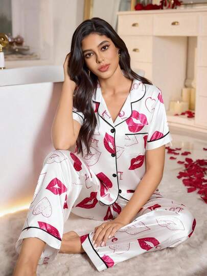 LuxeNights بيجامة قصيرة الأكمام مع طبعة شفاه حمراء وقلوب للنساء