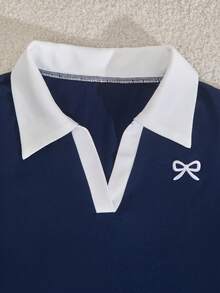 Sparklyn 这款少女休闲运动套装，采用撞色缝线 Polo 领设计，胸前饰有刺绣，短袖上衣腰部设有褶裥，搭配阔腿抽绳裤。这款藏蓝色运动套装完美兼顾舒适与时尚。精致而不张扬，可调节腰围的阔腿裤和撞色 Polo 领更能衬托颈部线条。是居家休闲、运动健身或户外活动的必备夏季单品。 - 藏蓝色 - 查看 3