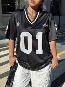 SHEIN EZwear Plus size 여성 여름~초가을 캐주얼 스포츠 감성 티셔츠, Lucky Number 01, California 레터 프린트, 새틴 & 메쉬 소재, V넥, 드롭 숄더, 릴랙스 핏, 긴 기장, 야구 져지 - 블랙 - 보기 1