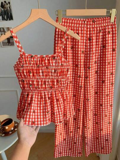 两件套大童红色格子草莓印花荷叶边下摆上衣+阔腿裤套装，面料柔软舒适，宽松直筒版型，无绒，适合度假、休闲外出和夏季休闲穿着。