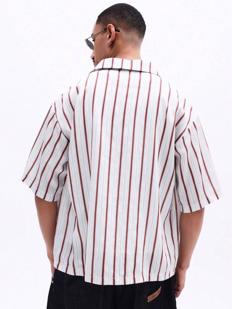 Camisa listrada de corte reto com gola revere