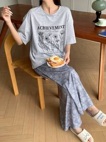 DAZY Bộ đồ ngủ mùa hè dành cho nữ, gồm áo thun in chữ và hoa, cùng quần ống rộng thoải mái. - Xám - Xem 7