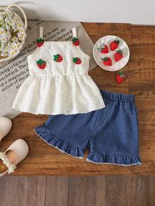 SHEIN Vintaside Kids Conjunto de estilo campestre para niña, hecho de tela jacquard calada beige con decoración de fresas, incluye camiseta de tirantes y shorts vaqueros, adecuado para actividades al aire libre como recoger, picnics y paseos en el parque - Albaricoque - Ver 7