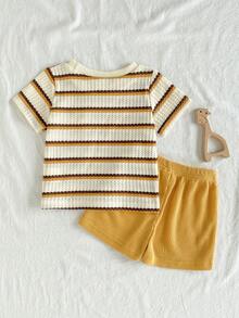 SHEIN Playful Pals 2件套幼儿男童时尚黑白条纹华夫格针织面料口袋圆领短袖T恤和黑色弹力腰字母贴片短裤套装，夏季 - 黃色 - 查看 3