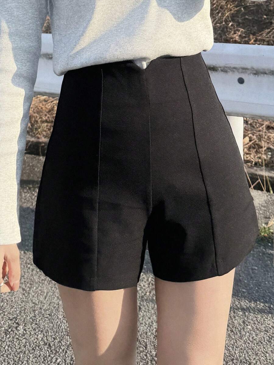 FRIFUL 女士纯黑色直筒短裤，V形腰带，修身百搭 - 黑色 - 查看 1