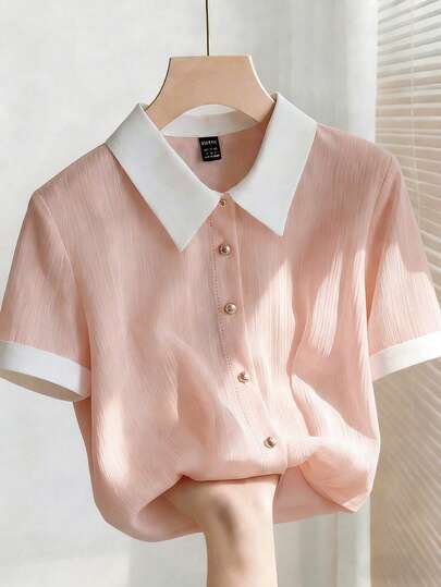 Franclia Elegant Pink Chiffon Blouse With White Collar, Loose Fit, Short Sleeves. Suitable For Summer, Carnival, And Holiday Occasions. Features Include Metal Button Embellishments, Versatile Style, Contrasting Collar, Loose Fit, Short Sleeves, And Pleated Fabric.Graduation Season Attire, Fashionable Casual Commuter Wear, Business Office Wear, Versatile And Stylish Everyday Casual Wear, Urban Teacher's Professional Attire