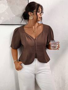 Lounesse Camisa de Manga Curta com Cintura Marcada e Gola em Formato de Coração na Cor Marrom, Camisa Versátil de Estilo Vintage Plus Size para Uso Diário e Trabalho - Castanho - Visão 6