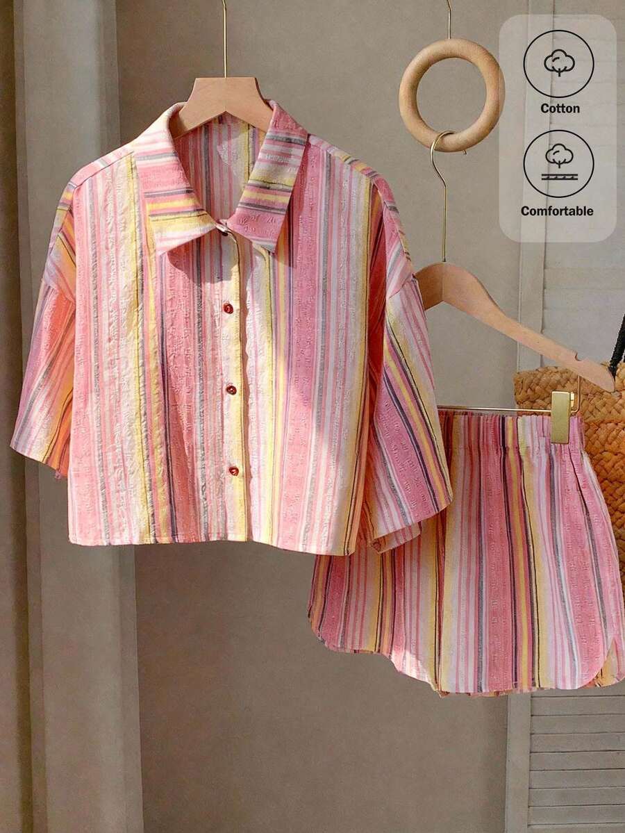 Comfortcana Bộ đồ hai mảnh áo ngắn tay kẻ sọc cầu vồng dáng rộng mới nhất dành cho nữ mùa hè xuân 2026, chất liệu 50% cotton, thích hợp cho kỳ nghỉ, Lễ Tình nhân, Lễ Phục sinh, Ngày Thánh Patrick, đi chơi, dự tiệc, đám cưới, lễ tốt nghiệp, thanh lịch, nghỉ mát, thường ngày, sang trọng, trang trọng, lễ hội, thư giãn tại nhà, bãi biển, ngày lễ. - Hồng - Xem 1