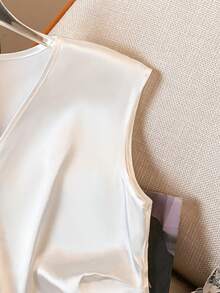 GlowEve Áo kiểu nữ màu trơn cổ chữ V, thiết kế xếp ly, xẻ tà. - trắng - Xem 3