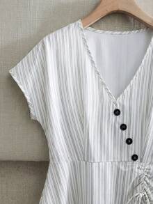 GlowEve Chemise élégante et décontractée pour femmes avec col en V, rayures et décoration de boutons, épaules larges et ourlet à volants - Nude - Voir 4