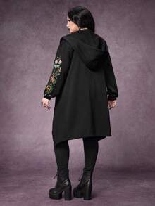 ROMWE Goth Áo khoác nỉ dài có mũ, vạt bất đối xứng, thêu hình nấm, sao, bướm đêm, cây cối, hoa lan dành cho nữ cỡ lớn. - màu đen - Xem 3