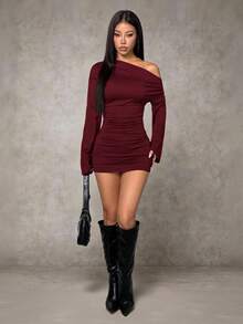SHEIN PETITE 女士纯色简约休闲不对称露肩连衣裙,适合外出穿着,休闲连衣裙,性感露背秋季连衣裙,冬季连衣裙,露肩连衣裙,棕色连衣裙 - 酒紅色 - 查看 4