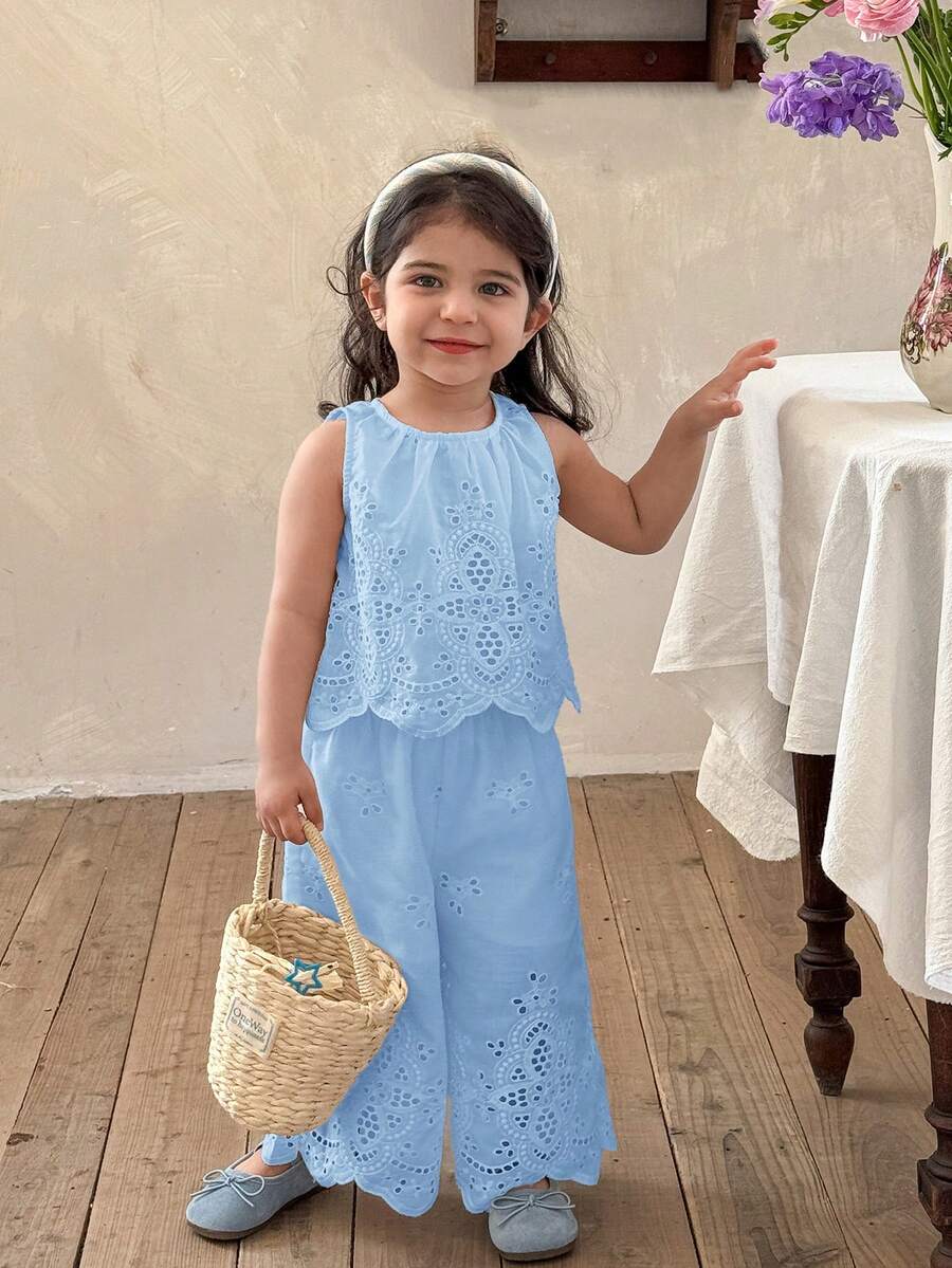 SHEIN LMoss Kids 女宝宝可爱夏季度假白色花卉刺绣宽松吊带背心和松紧腰裤套装 - 藍色 - 查看 1