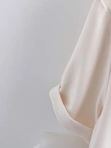 GlowEve 黑白撞色蝴蝶结金属纽扣短袖T恤，方领宽松修身款，通勤约会皆宜，法式复古甜美风 - 黑與白 - 查看 4