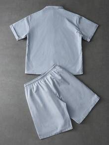 Manfinity Roghcode 男士休闲印花短袖衬衫短裤套装，袋鼠领纽扣衬衫配3D口袋，男士短裤衬衫套装，适合春夏、夏季、度假、复古、外出、派对、节日等场合，也是送给男友的礼物。 - 藍色 - 查看 2