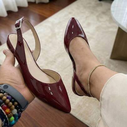 Zapatos Planos Destalonados de Charol Brillante para Mujer con Puntera Fina y Elegante. Bailarinas Estilo Slingback con Correa Ajustable y Hebilla al Tobillo. Calzado Cómodo de Tacón Bajo ideal para Oficina, Trabajo, Fiesta, Boda o Uso Diario Casual. Diseño Minimalista y Sofisticado Old Money. Flats de Moda Verano, Suaves y Ligeros. Combinan perfecto con Vestidos, Jeans y Pantalones de Vestir. Zapatos Básicos Atemporales. Modelo 490 Charol
