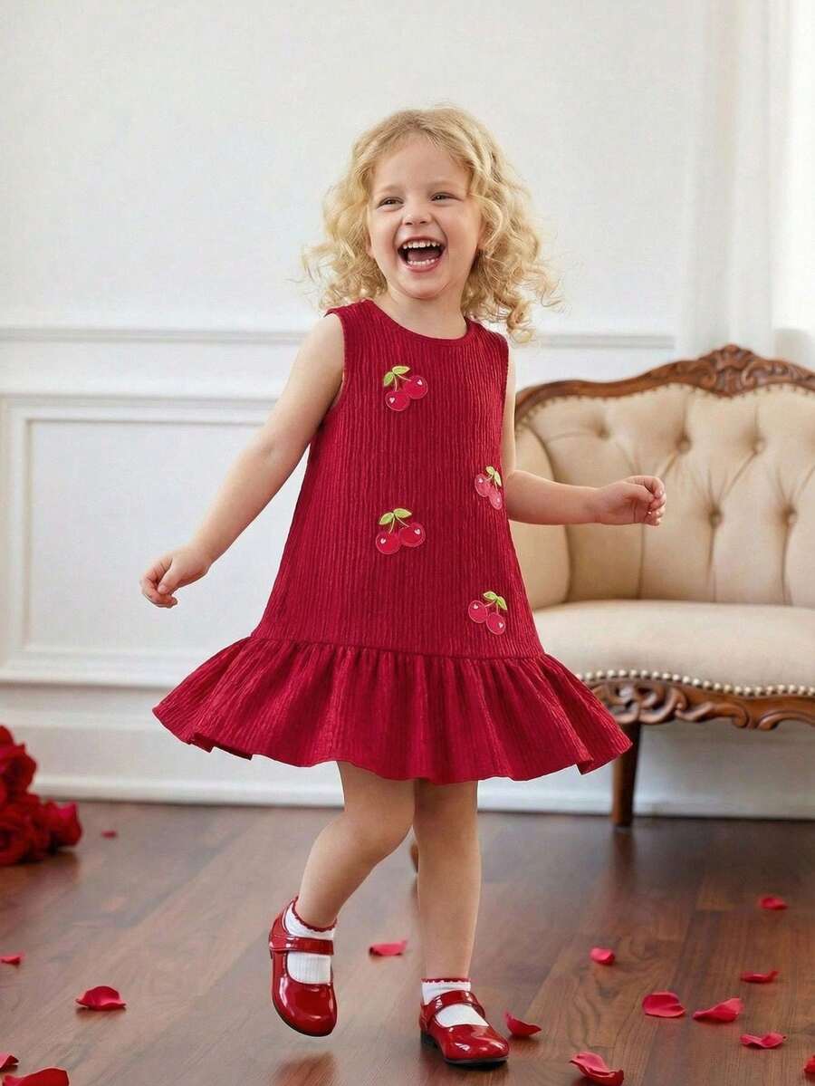 女童无袖罩衫连衣裙，酒红色樱桃图案，圆领荷叶边下摆，拼接设计，可爱女童樱桃连衣裙，酒红色连衣裙 - 酒紅色 - 查看 1