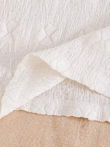 SHEIN 少女夏季简约提花套装，包括：无袖纹理背心、四叶草提花圆领上衣和配套短裤，面料柔软，适合夏季穿着；精致的提花设计，休闲外出和居家穿着皆宜；舒适易搭配，打造清新甜美的少女造型。 - 杏色 - 查看 5