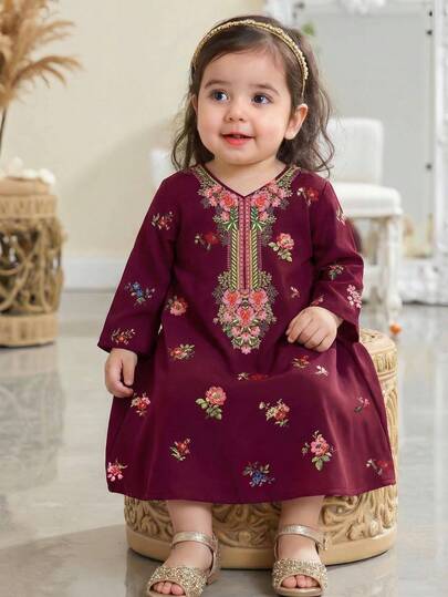 SHEIN 女婴优雅复古独特高贵长款卡夫坦连衣裙，金色蕾丝复古印花，复古花卉印花，枣红色，喜庆优雅，阿拉伯风格长袖V领宽松长裙，适合庆祝活动、日常穿着、外出、节日等场合。