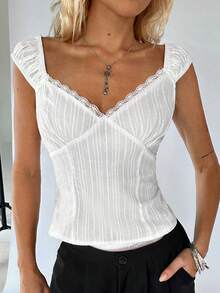 TRNVIE Blusa feminina branca casual com detalhes em renda, de algodão puro, com decote coração, modelagem ajustada, ideal para praia e férias no verão. Conjunto de duas peças com calça e blusa de manga curta para o verão. Conjunto feminino casual de duas peças com calça capri, blusas de algodão para o verão, looks casuais femininos, blusas femininas de algodão para o verão. - Branco - Ver 5