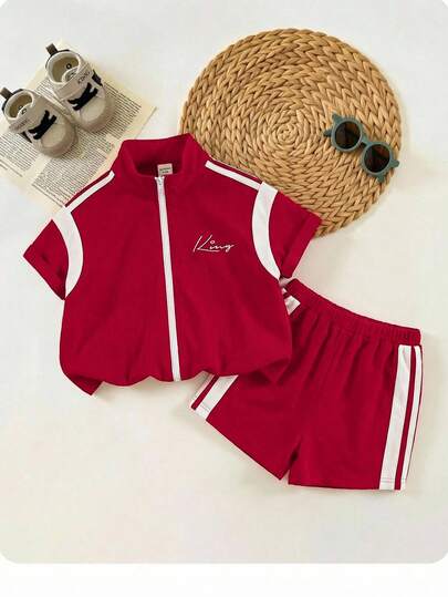 男宝宝夏季运动套装：- 酒红色和白色条纹短袖拉链外套 - （高领+拉链前襟）“King”字母印花上衣 - 配套短裤，两件套 - 柔软亲肤面料 - 条纹简约印花，适合夏季外出/运动 - 宽松版型，易于穿脱和保养 - 打造活力造型