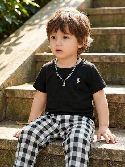 SHEIN 两件套女婴夏季时尚简约街头风白色短袖T恤（黑色刺绣装饰）搭配杏色条纹裤，适合日常上学穿着