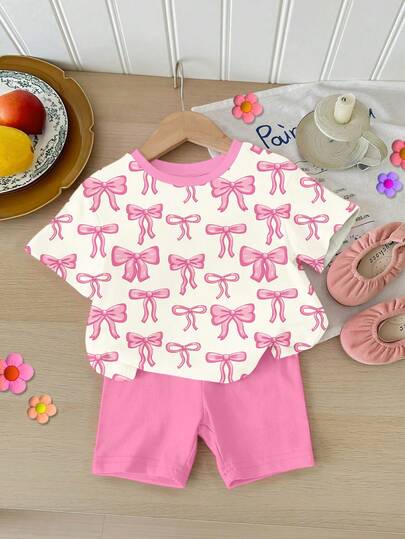 SHEIN 亮粉色，甜美时尚的可爱蝴蝶结印花，女婴休闲简约舒适圆领宽松短袖T恤搭配紧身骑行短裤套装，适合春夏日常穿着、街头风、外出、居家、度假。