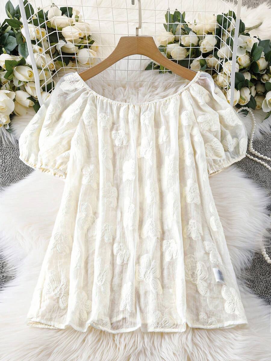 SHEIN Clasi 大码女式3D立体花卉纹理面料法式优雅通勤甜美方领泡泡袖短袖新款蓝色宽松罩衫，春夏波西米亚风假日衬衫 - 白色 - 查看 1