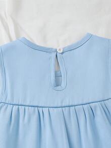 SHEIN Genkimix Kids 两件套女童无袖短裤套装，浅蓝色牛仔面料，饰有3D樱桃刺绣，甜美清新的泡泡裙短裤。适合夏季室内休闲穿着，可爱樱桃无袖上衣和短裤套装。 - 藍色 - 查看 6