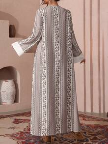 Al Najma Vestido de talla grande con parches de unicolor, cuello floral y ribete de cinta dorada - Multicolor - Ver 4
