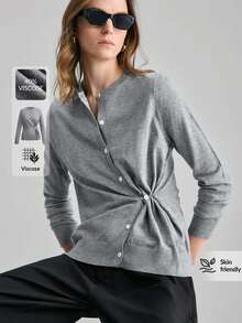 Ontre Áo khoác cardigan nữ 2026ss màu xám nhạt, thoải mái, thoáng khí, chất liệu thân thiện với da, dáng ôm, vai hơi trễ, tay dài, thiết kế cài nút phía trước, cổ áo bất đối xứng, phong cách thời trang đô thị hiện đại, trang phục công sở thường ngày, phong cách cổ điển tinh tế, phù hợp cho người đi làm, đi du lịch biển, dự đám cưới ở Trung Đông, cảm giác sang trọng tối giản, áo cardigan nhẹ đa năng, thiết kế đặc biệt cho ngày Valentine, cao cấp, thanh lịch, trang phục du lịch cổ điển cho khách dự đám cưới. - Xám - Xem 2