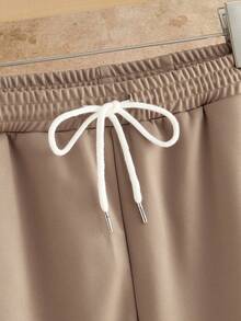 HIMLAND 男士纯色短袖 Polo 衫上衣搭配抽绳腰带口袋短裤，休闲日常穿搭 - 米色 - 查看 4