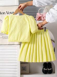 SHEIN 2pcs/Set Pakaian Anak Perempuan Remaja Atasan Rajut Jacquard Kuning, Kardigan Kancing Mutiara, dan Rok Lipit, Palet Warna Musim Panas yang Lembut, Musim Panas - Kuning - View 2