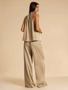 SHEIN BAE Conjunto feminino de cetim de duas peças, composto por blusa de gola halter cáqui claro e calça de cetim. Elegante conjunto de cetim para o verão, ideal para sair à noite, convidada de casamento e com um estilo francês refinado. Conjunto de cetim de duas peças na cor damasco, perfeito para ocasiões especiais ou brunch. - Caqui - Ver 2