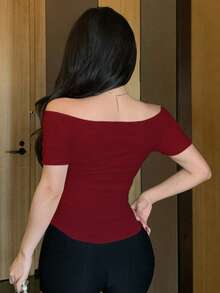 DAZY 女士红色露肩短款上衣，修身纯色打底短袖T恤，夏季 - 紅色 - 查看 3
