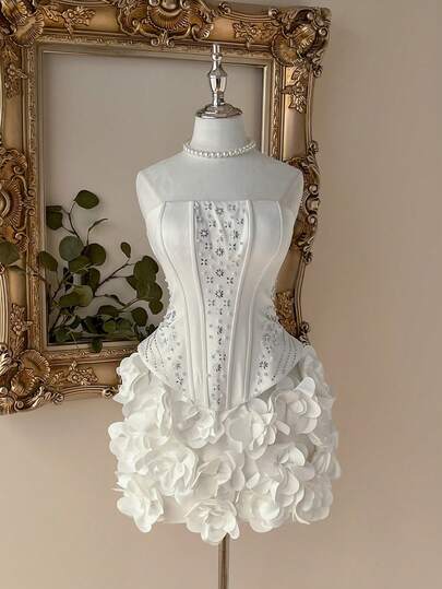 Lovelzi 优雅、浪漫、高贵、宫廷风白色缎面美人鱼款迷你连衣裙，饰有3D立体花卉装饰和水钻，适合单身派对、婚礼、毕业典礼、度假、下午茶、新娘送礼会等场合。