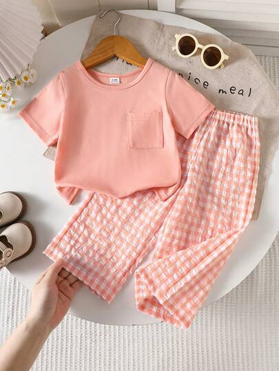 SHEIN Playful Pals 2026 İlkbahar/Yaz Yeni Moda Yumuşak ve Esnek Kumaş Yaz Tatili Seyahat İçin Vazgeçilmez Çocuk Yazlık Kıyafeti, Ekose Desenli Kore Tarzı Rahat ve Şık Her Şeyle Uyumlu Kısa Kollu Üst ve Pantolon 2 Parça Takım