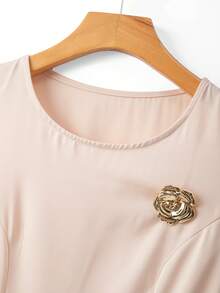 SHEIN Elenzya 女士香槟色缎面圆领无袖金色3D花朵金属扣腰带高端时尚优雅别致法式奢华中长连衣裙，春夏款 - 香檳色 - 查看 4