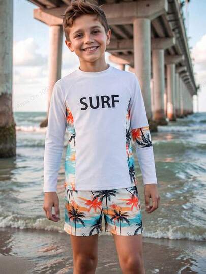 男童泳装，多色（黑、蓝、橙）棕榈树针织面料长袖上衣和短裤两件套泳衣，时尚休闲运动风，适合游泳、夏季度假、海滩、泳池、节日派对等场合。