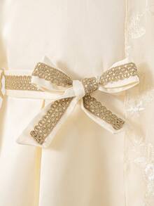 女童优雅泡泡袖V领长袖连衣裙，饰有金色蕾丝边，适合旅行和休闲穿着，春夏款 - 米色 - 查看 3