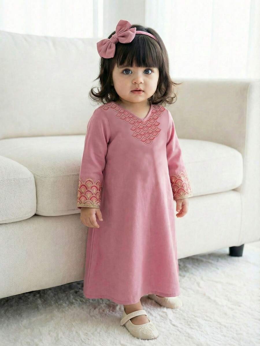 SHEIN Áo Jalabiya họa tiết hoa cho bé gái, váy dài tay kiểu Ả Rập truyền thống tối giản, thanh lịch, phù hợp cho mùa xuân/hè, váy dài tay kín đáo, áo Abaya cầu nguyện, thoải mái dễ chịu, trang phục thường ngày, phong cách nghỉ dưỡng, áo Kaftan kín đáo, áo Jalabiya cho bé gái, áo Jalabiya cho bé gái - Nhiều màu - Xem 1
