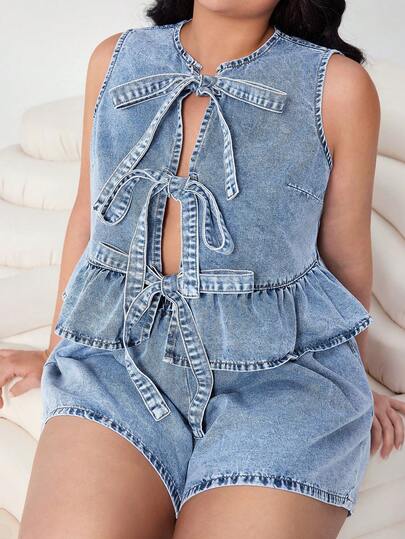 Solflare Bộ đồ 2 món dành cho nữ cỡ lớn: áo vest và quần short denim thắt nút phía trước, viền bèo nhún.