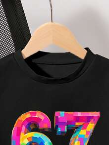 SHEIN Streecool Kids 男童彩色立方体和数字67印花圆领短袖T恤，时尚休闲，适合春夏各种场合，如派对、节日、郊游、野餐、学校活动等。 - 黑色 - 查看 3