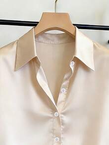 Franclia 香槟色缎面翻领单排扣短袖衬衫，法式荷叶边花瓣袖宽松修身衬衫，轻盈奢华丝滑垂坠休闲夏季约会装，荷叶边袖衬衫，奶油色衬衫，纽扣衬衫，真丝衬衫，荷叶边衬衫，可爱衬衫，珍珠衬衫，女士衬衫，女士上衣和衬衫，职业衬衫，夏季女士衬衫，女士休闲装 - 杏色 - 查看 3