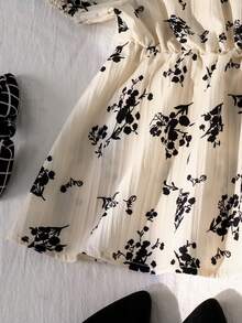 SHEIN Áo kiểu vintage ngọt ngào cho bé gái: Viền ngọc trai + chấm bi trắng, tay phồng ngắn, cổ vuông, eo nhún, mỏng nhẹ, không bồng bềnh, kiểu áo rộng rãi thoải mái, thích hợp cho hẹn hò/đi chơi hàng ngày, mùa xuân & hè. - Nhiều màu - Xem 8