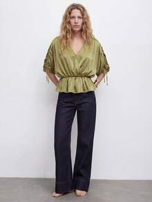 Maija Blusa de mujer con cuello en V y fruncido, diseño de cintura en línea A, corte holgado sin mangas, adecuada para vacaciones en la playa, blusa de satén de color verde oliva con cuello en V para mujer, blusa de seda de color verde del ejército para el Día de San Patricio, Pascua y verano, blusa casual para mujeres para fiestas, vacaciones en la playa, graduación y salidas - Verde militar - Ver 3