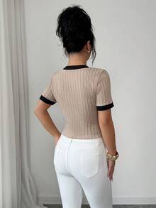 Elenzga 女士卡其色针织提花扭结V领短袖收腰开衩下摆撞色滚边修身夏季新款时尚优雅办公T恤 - 卡其色 - 查看 2